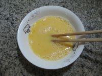 带豆鸡蛋炒饭的做法步骤3